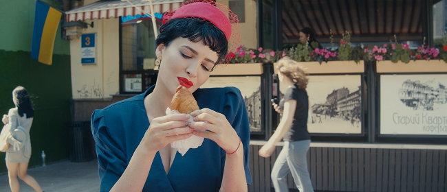 Даша Астаф'єва в ретро-образі насолодилася київською перепічкою (відео)